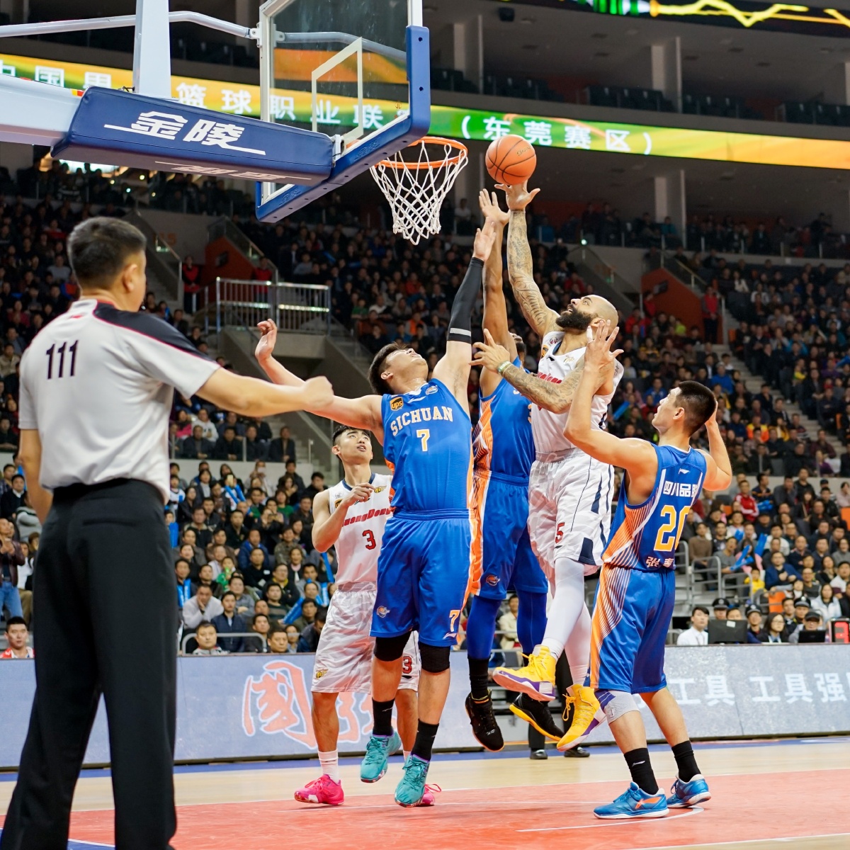 法比奥：我已经忘记输给越南的比赛了；我们不会畏惧任何对手（法比奥：越南之败已成过去，我们无惧任何对手）