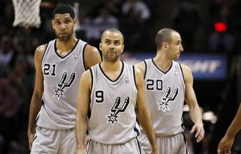 TA：因与阿隆索关系紧张，维尼修斯上月底告知老佛爷不想续约（TA：因与阿隆索关系不佳，维尼修斯上月底已告知弗洛伦蒂诺无意续约）