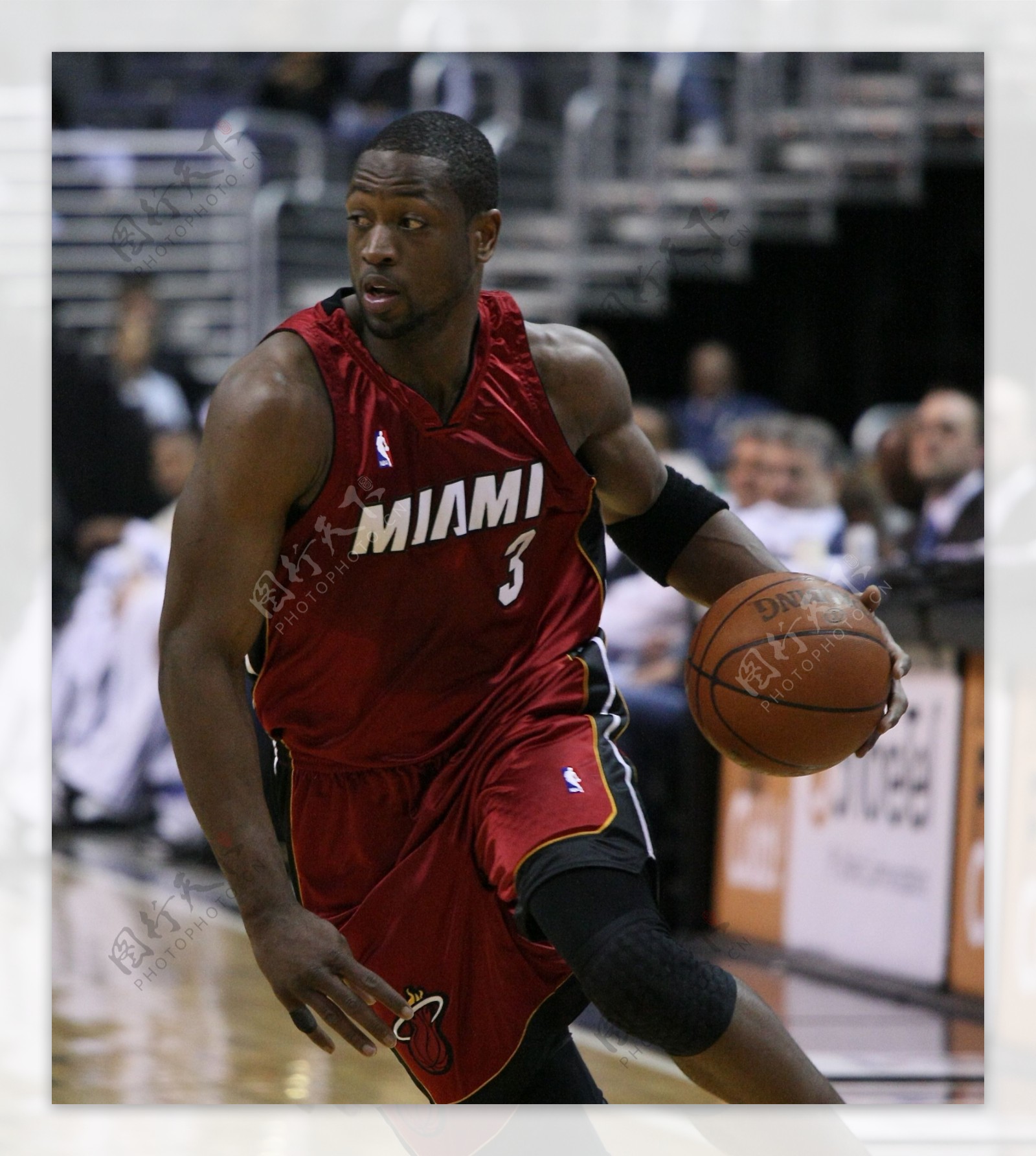 西甲裁判罚下昔日名哨，后者曾执法当年的米兰利物浦欧冠决赛（昔日名哨遭西甲裁判罚离场，曾主哨米兰对利物浦欧冠决赛）