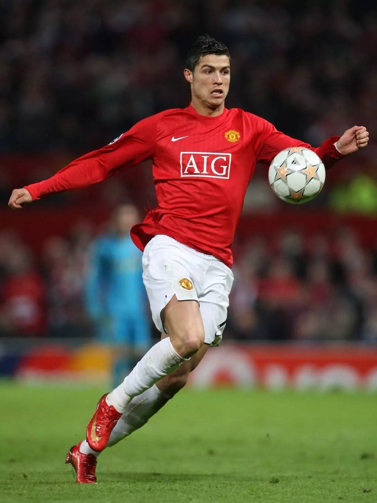 英媒：拜仁有意费耶诺德右后卫里德，但将面临英超俱乐部竞争（英媒：拜仁看中费耶诺德右后卫里德，恐遭多家英超球队竞购）