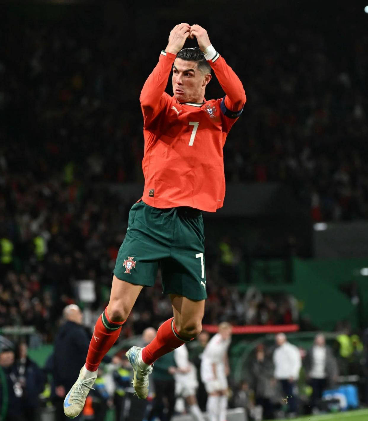 战绩碾压！拜仁主场对美因茨8连胜，得失球40-7（拜仁主场对美因茨豪取八连胜，40比7得失球尽显统治级优势）