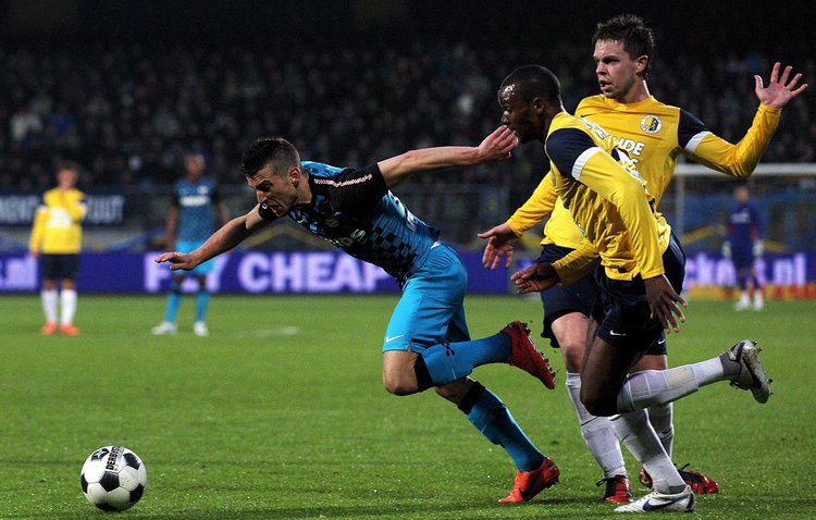 通过交易或 通过交易或