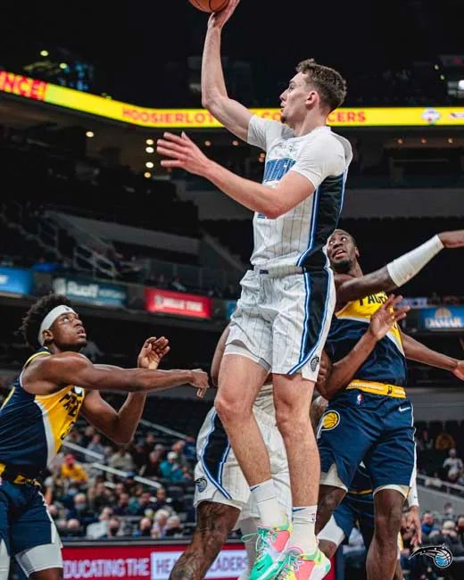 足球作为全 足球作为全